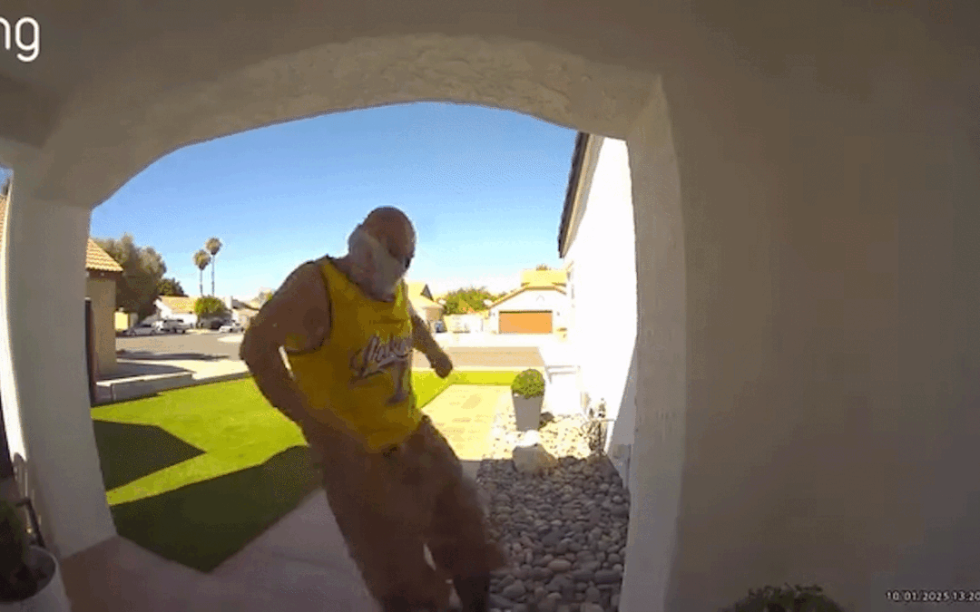 Hombre captado robando paquetes en vecindarios de Indio