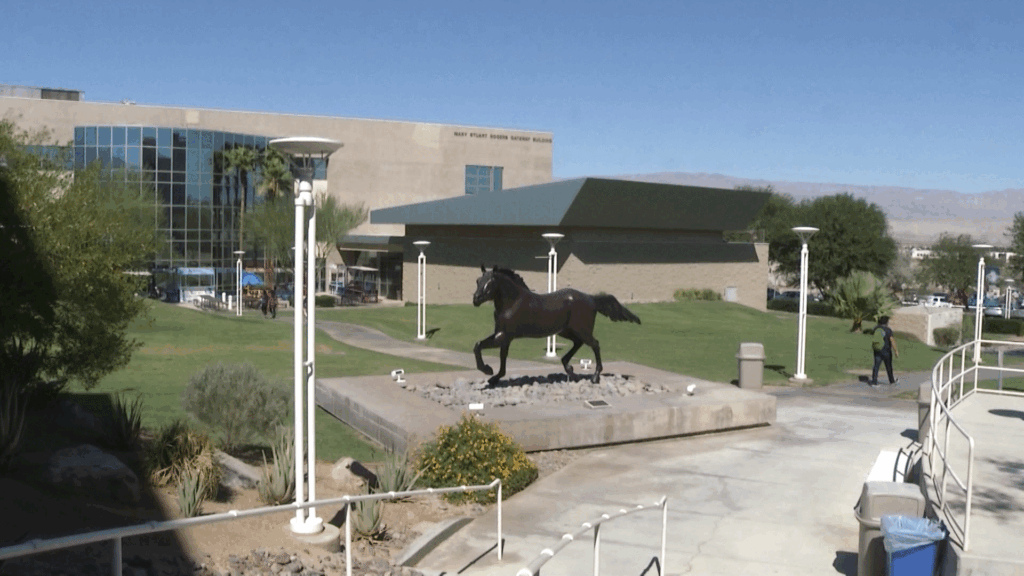 Cal State San Bernardino Otorga Más De $150,000 En Becas A Estudiantes Destacados En Palm Desert