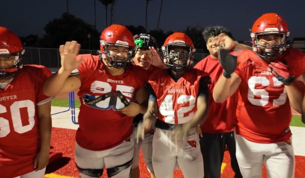 Escuela Preparatoria Hoover: Fútbol Americano Y Orgullo Hispano Entre Los Cardinals