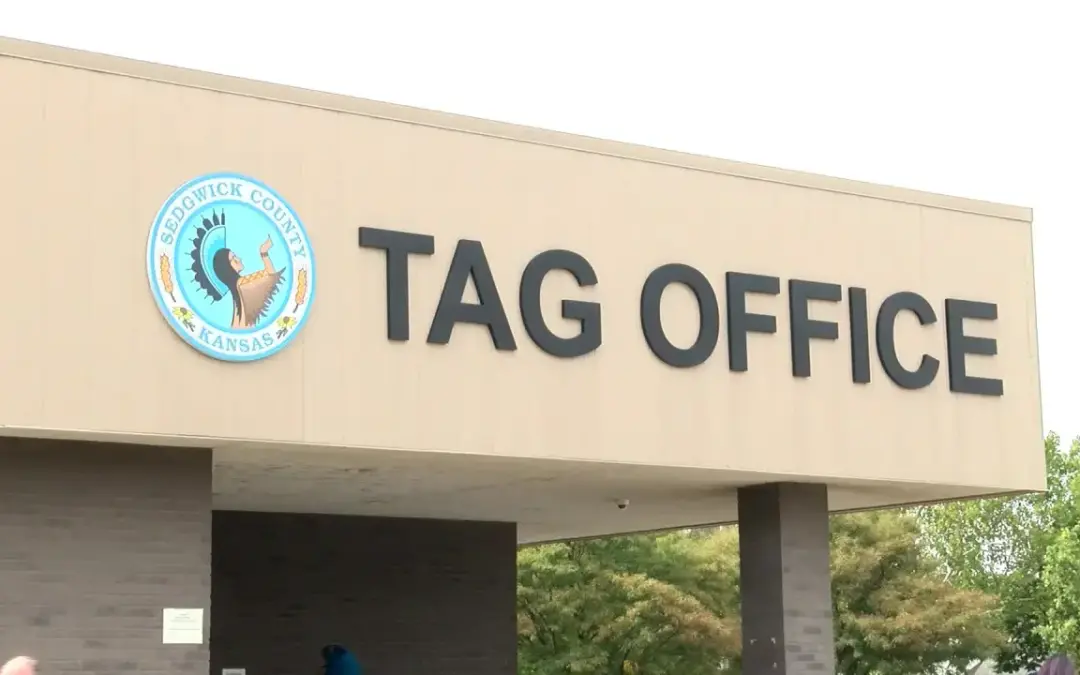 Renovación de placas en Sedgwick: autoridades buscan reducir largas filas y agilizar trámites