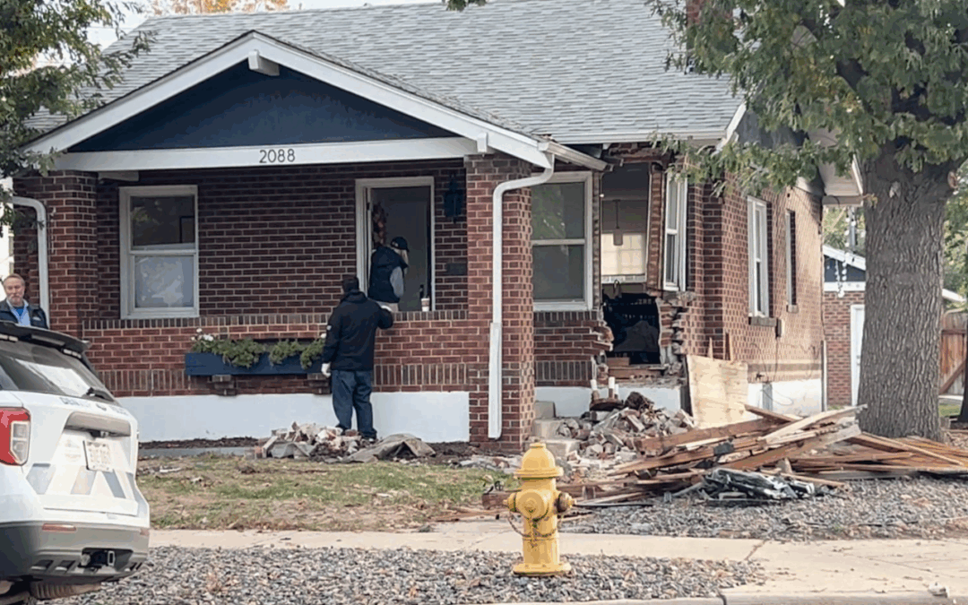 Accidente en Denver: Vehículo Choca Contra Casa Cerca de Ruby Hill Park