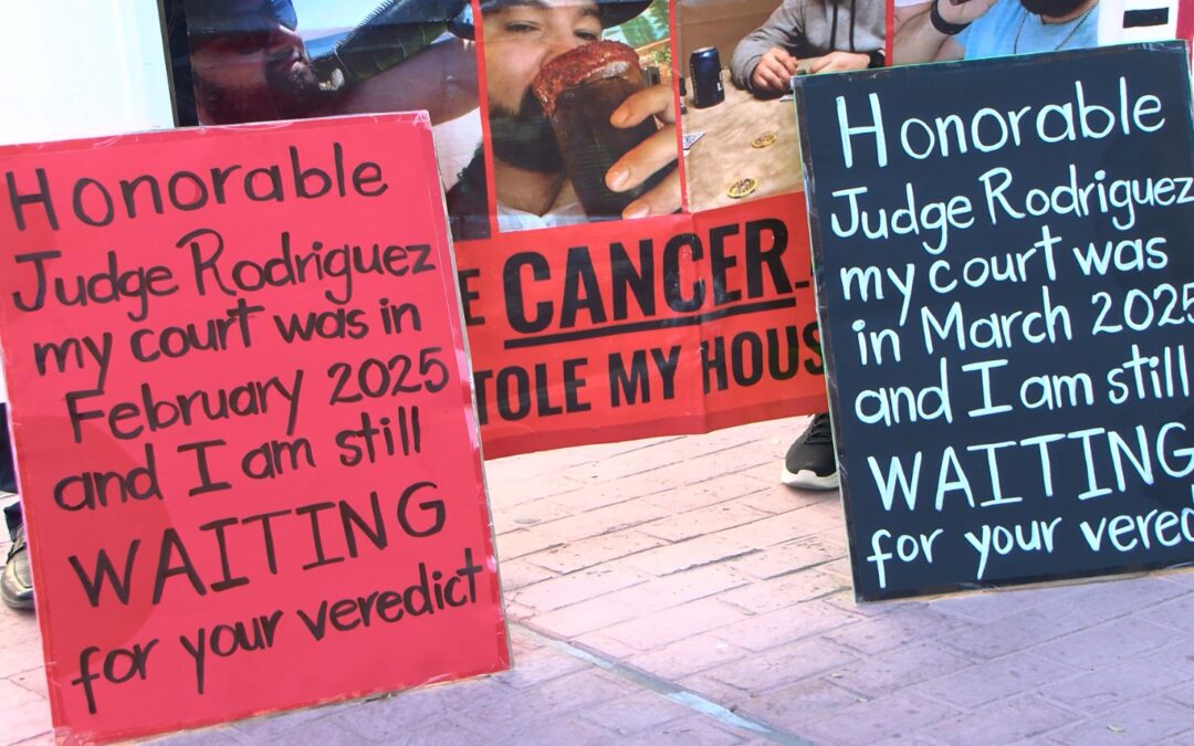 Víctimas de fraude inmobiliario protestan en la corte del condado exigiendo justicia