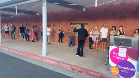 Hombre de 68 años arrestado por presunta agresión en centro de votación de Palm Desert