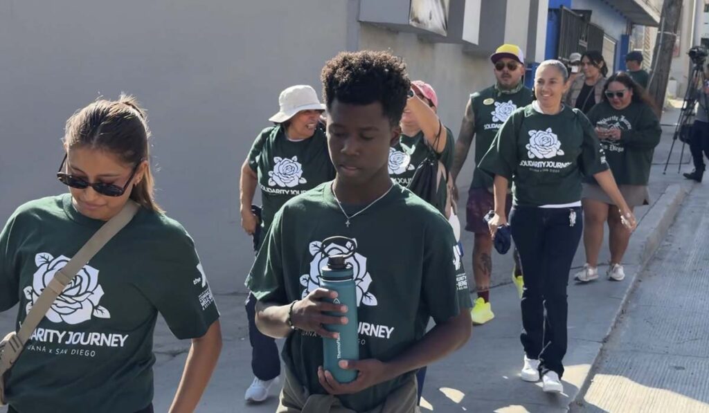 Caminata Solidaria Por Jóvenes Sin Hogar Une Tijuana Y San Diego