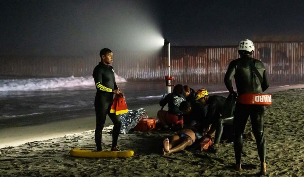 Rescate Fronterizo: Hombre Atrapado En Muro De Playas De Tijuana Es Salvado Por Bomberos