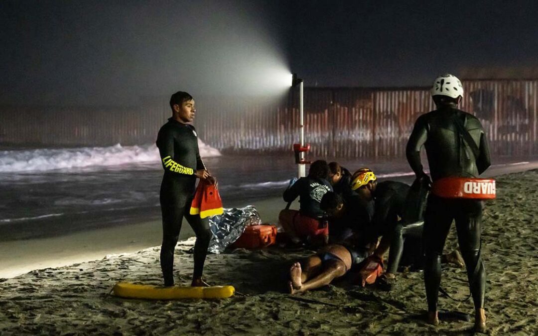 Rescate Fronterizo: Hombre Atrapado en Muro de Playas de Tijuana es Salvado por Bomberos