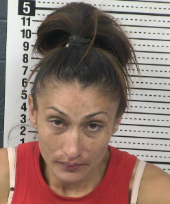 Mujer en Las Cruces Enfrenta Más de 100 Cargos de Robo de Identidad