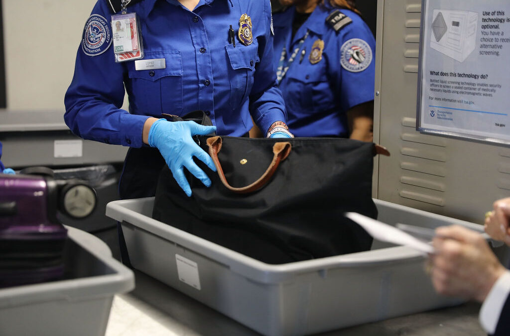 TSA Denver: Empleados en la Línea del Deber Sin Salario Durante el Cierre Gubernamental