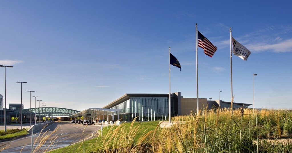 Aeropuerto De Wichita No Sufre Recortes Directos, Pero Enfrenta Consecuencias De La Reducción De Vuelos De La Faa
