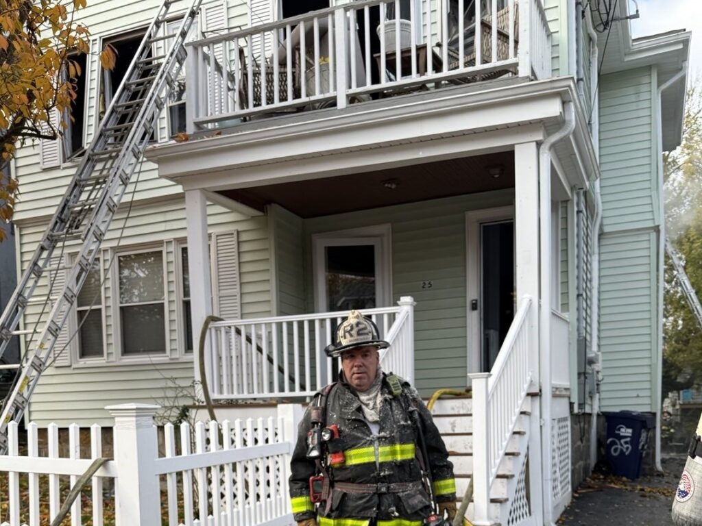 Incendio En Vivienda Multifamiliar En Dorchester: Bombero Herido Y Daños De $500,000 - Noticias Notivalle Incendio En Vivienda Multifamiliar En Dorchester: Bombero Herido Y Daños De $500,000
