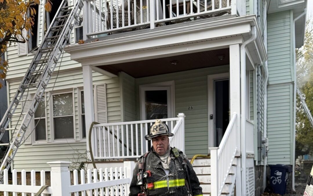 Incendio en Vivienda Multifamiliar en Dorchester: Bombero Herido y Daños de $500,000