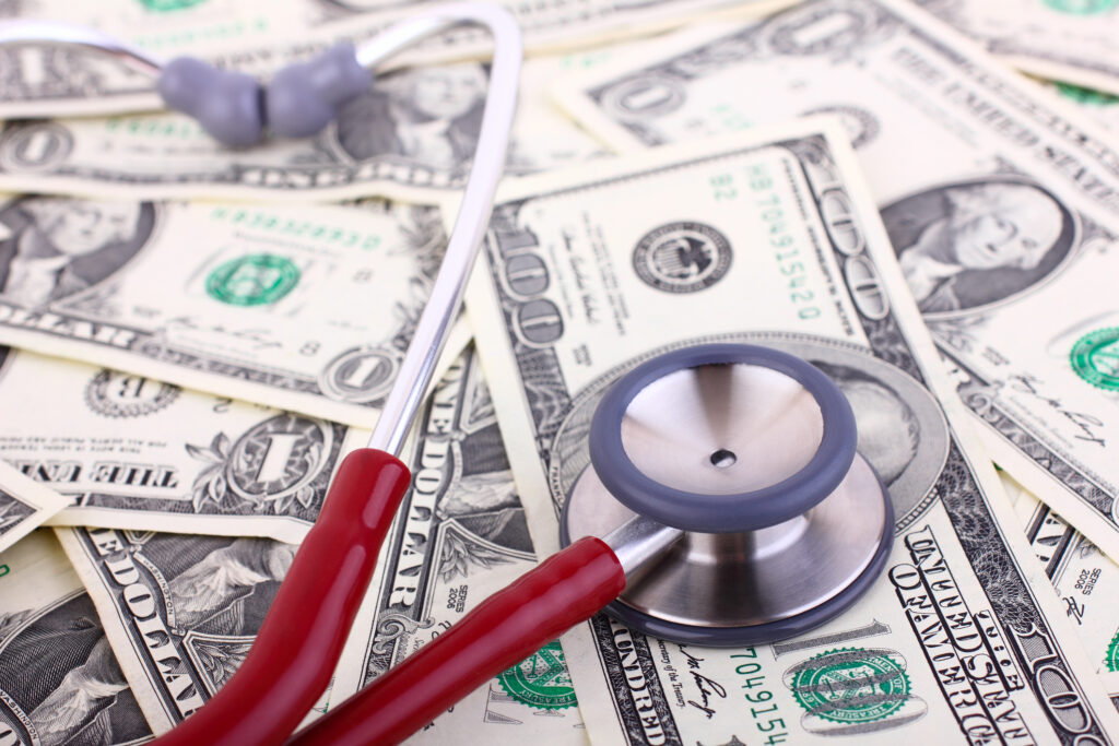 La Gobernadora Healey Llama a la Acción Federal para Frenar los Costos del Seguro de Salud en Massachusetts