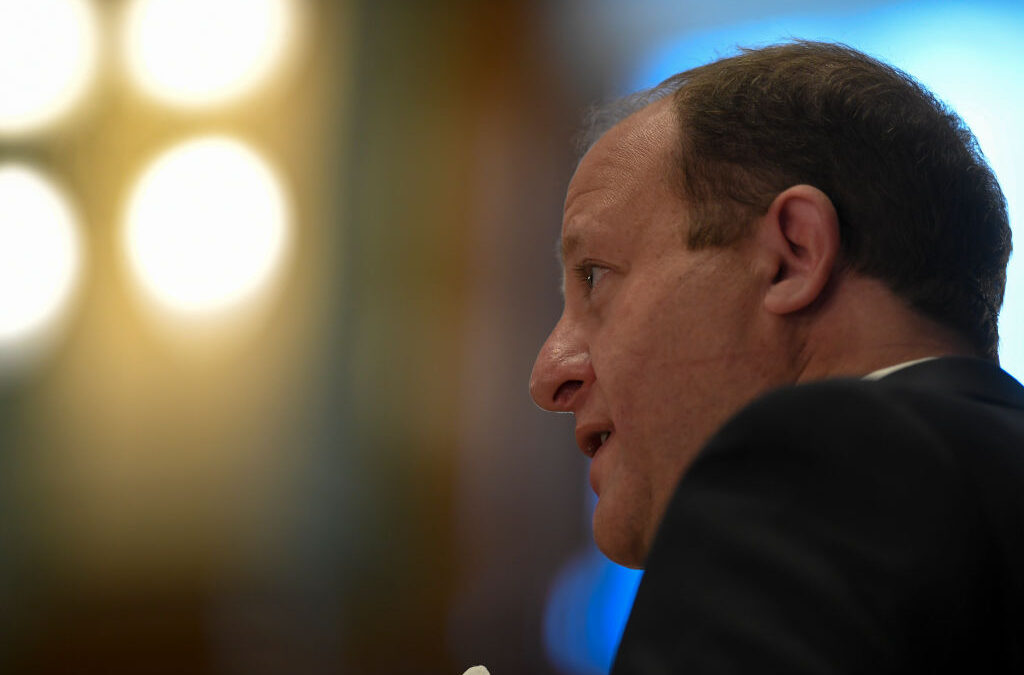 El Plan Fiscal de Polis: Controversia por Recortes a Medicaid y Privatización de Pinnacol en Colorado