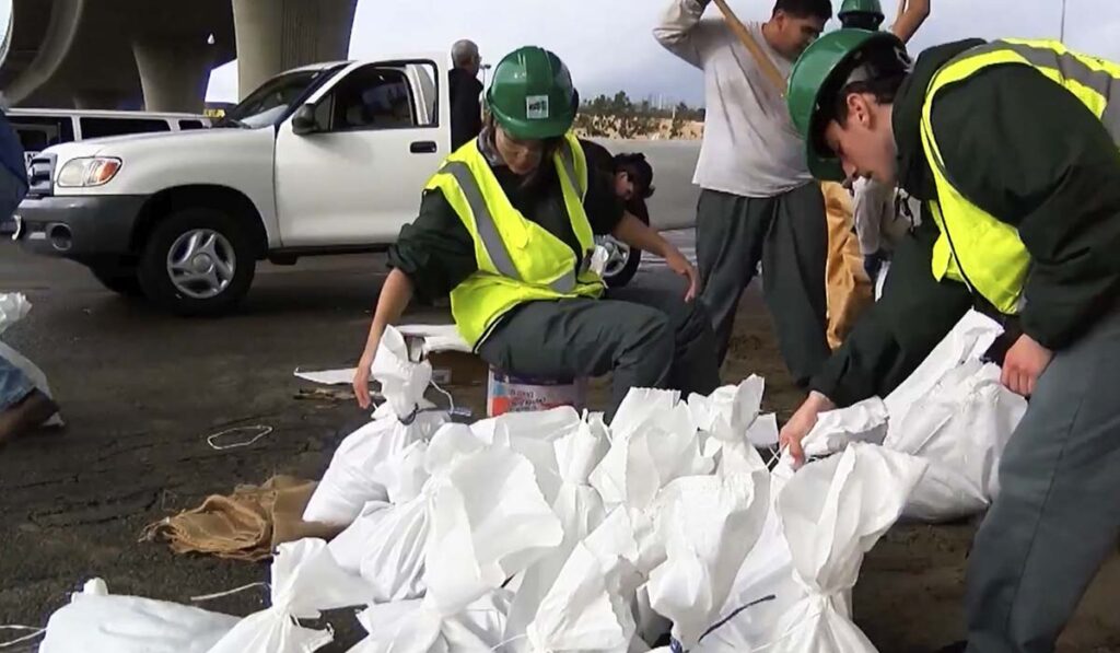 Preparativos En San Diego Para Las Lluvias: Recursos Gratuitos Y Bolsas De Arena Disponibles