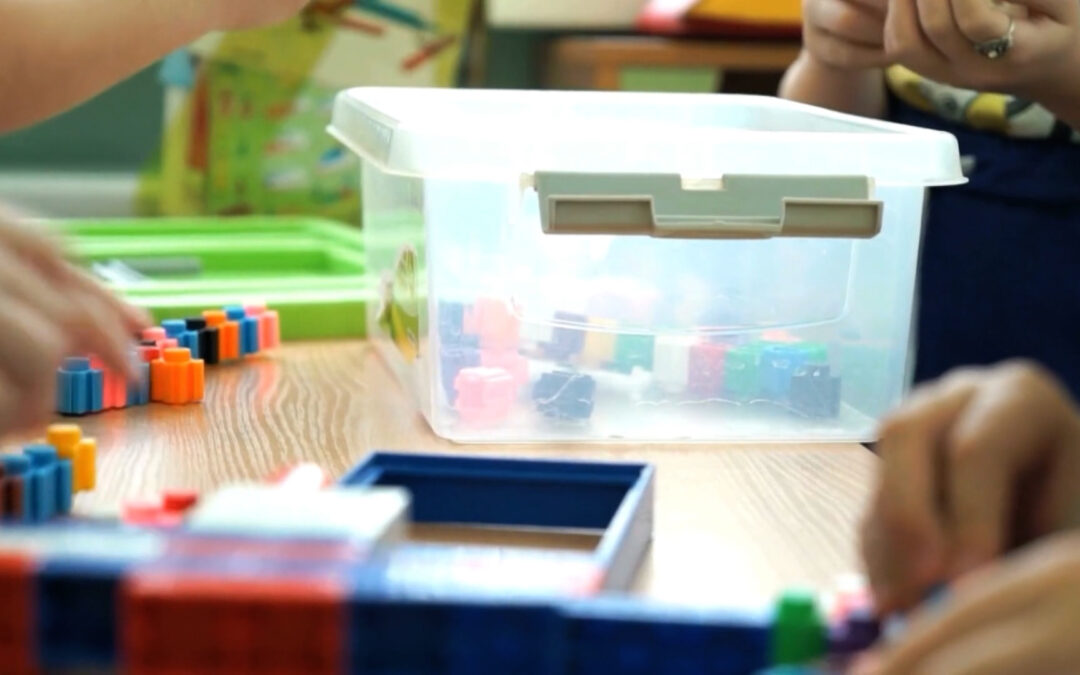 Familias en Colorado Luchan por Acceso al Cuidado Infantil: Una Crisis Sin Precedentes