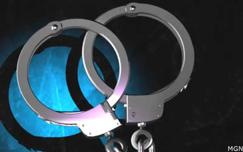 Detenido tras chocar su vehículo: Persecución policial en San Diego