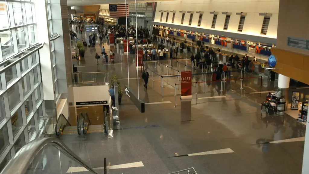 Trabajadores Del Aeropuerto Logan Demandando Mejoras Laborales Urgen A Massport Actuar Antes De Fin De Año
