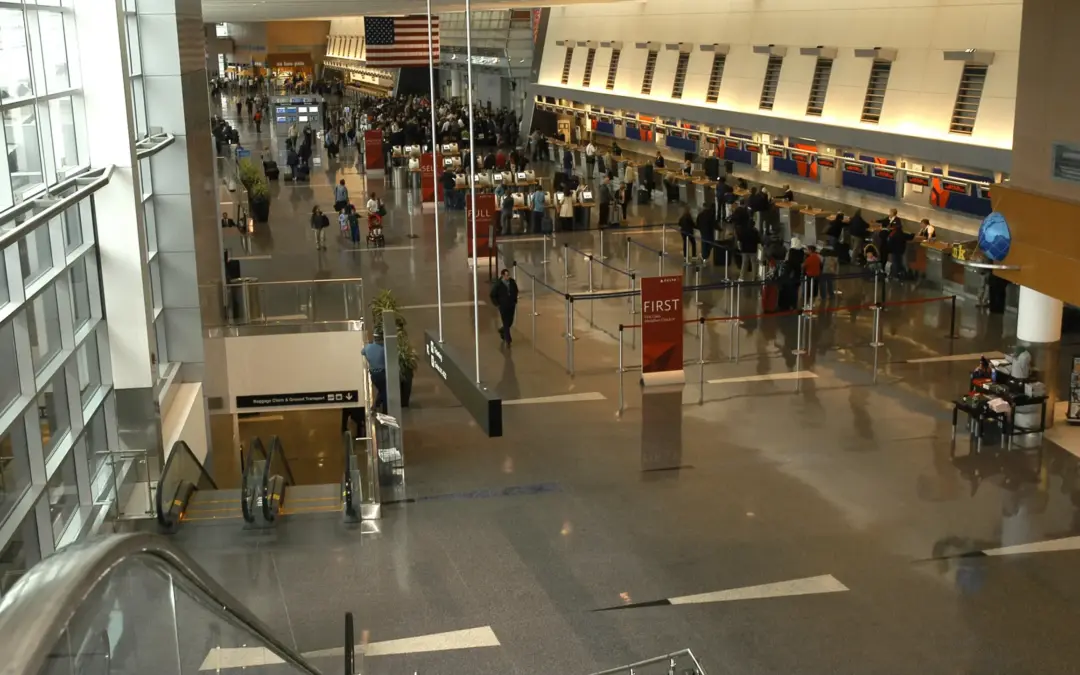 Trabajadores del Aeropuerto Logan Demandando Mejoras Laborales Urgen a Massport Actuar Antes de Fin de Año