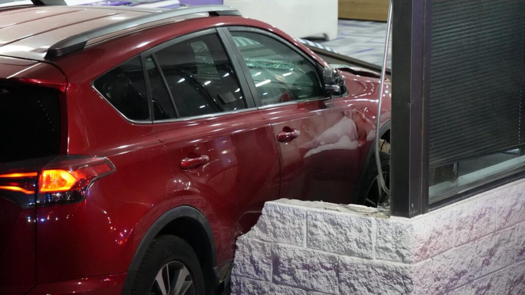 Accidente En Centennial: Coche Termina Dentro De Un Negocio Tras Choque En University Boulevard