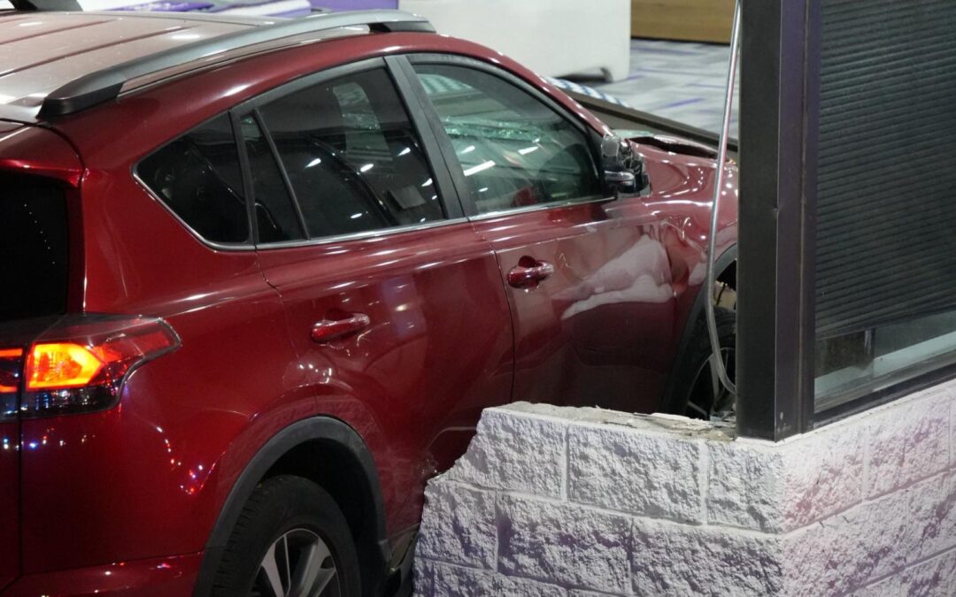 Accidente en Centennial: Coche Termina Dentro de un Negocio Tras Choque en University Boulevard