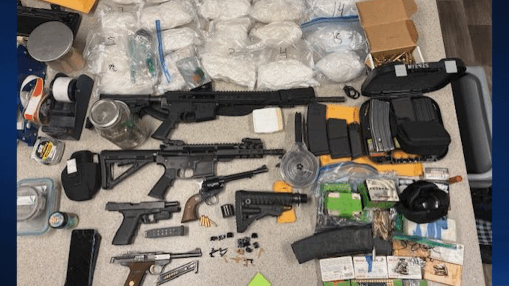 Detienen A Un Convicto Armado Con Un Arsenal Y Cargado De Drogas