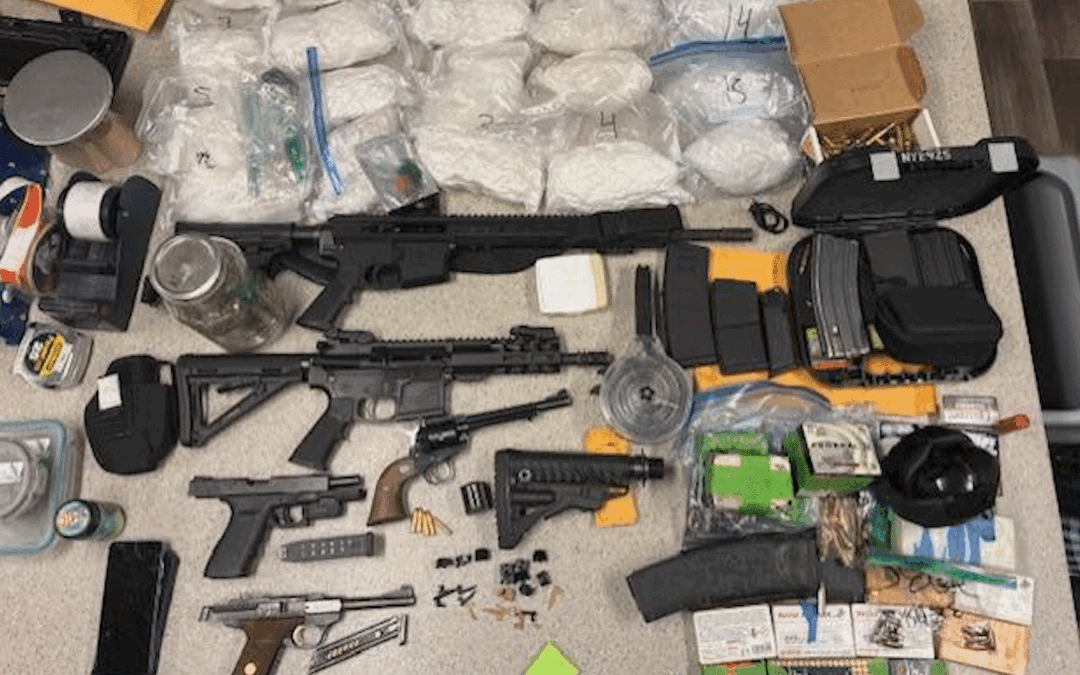 DETIENEN A UN CONVICTO ARMADO CON UN ARSENAL Y CARGADO DE DROGAS