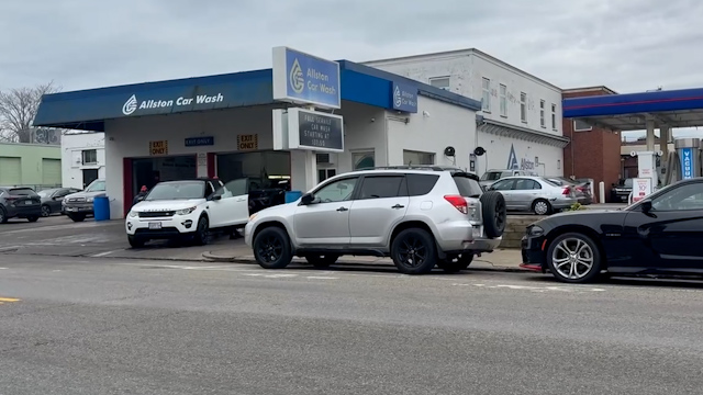 Liberan a Tres Migrantes Detenidos en Autolavado en Allston