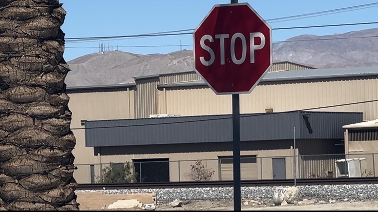 NUEVOS ALTOS EN THERMAL PARA PROTEGER A ESTUDIANTES CERCA DE COACHELLA VALLEY HIGH SCHOOL
