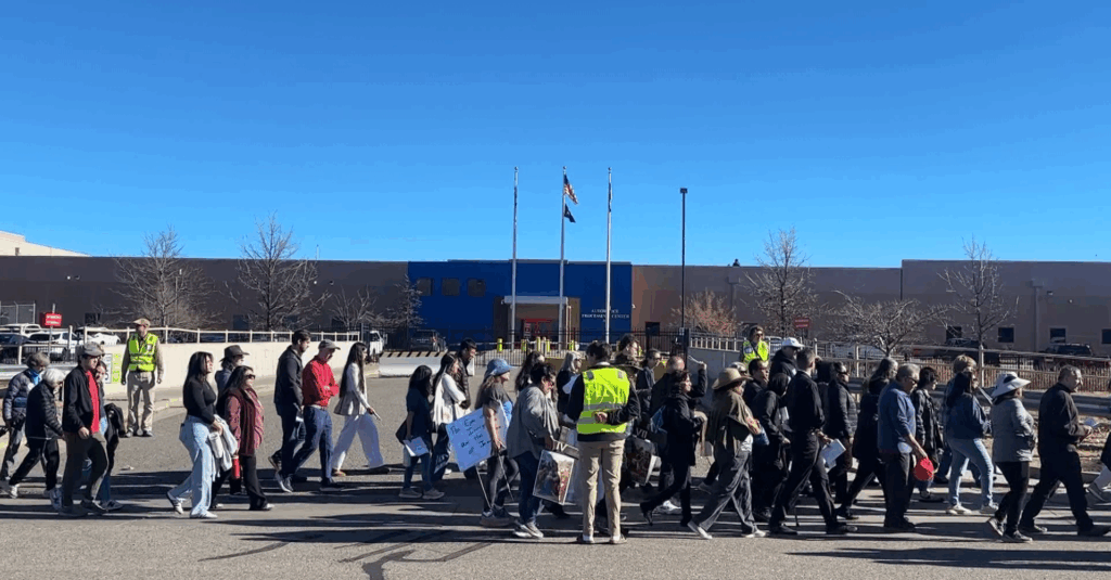 Viacrucis Por La Paz: Comunidad Se Reúne Frente Al Centro De Detención Ice En Aurora