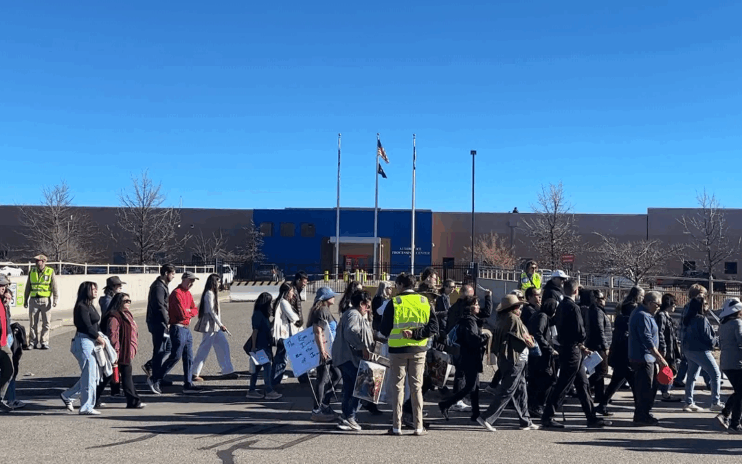 Viacrucis por la Paz: Comunidad se Reúne Frente al Centro de Detención ICE en Aurora