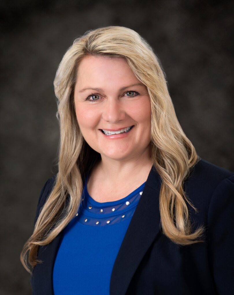 Henderson Concejala Carrie Cox Enfrenta Cargo de Delito Grave por Grabación Secreta