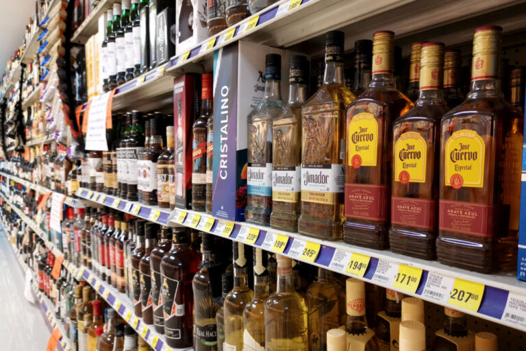 Prohibición de Alcohol en Massachusetts: Entendiendo las Blue Laws Durante el Día de Acción de Gracias