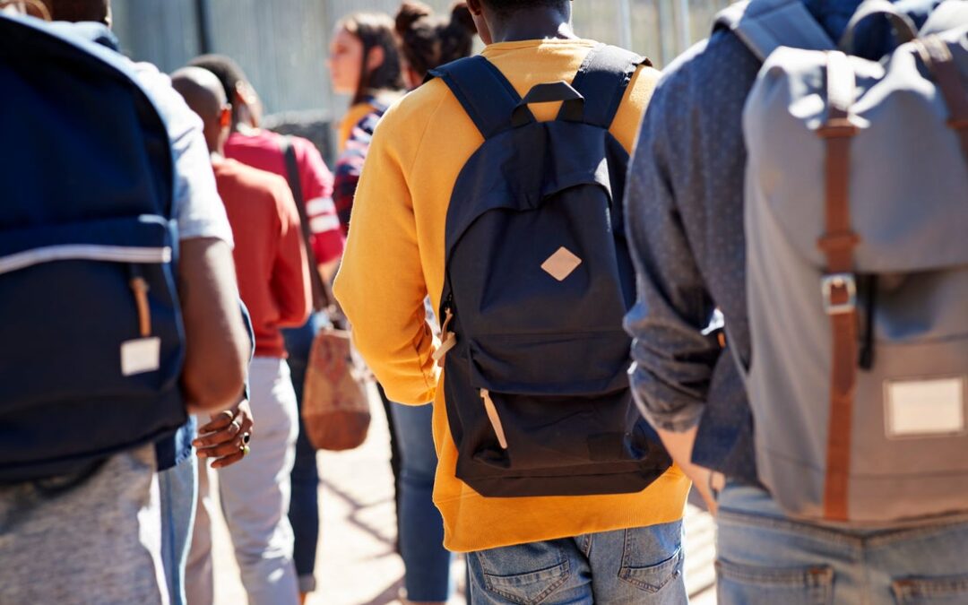 Estudiantes Sin Hogar en Nuevo México Recibirán $500 Mensuales a Cambio de Asistencia Escolar