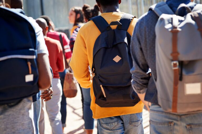 Estudiantes Sin Hogar en Nuevo México Recibirán $500 Mensuales a Cambio de Asistencia Escolar