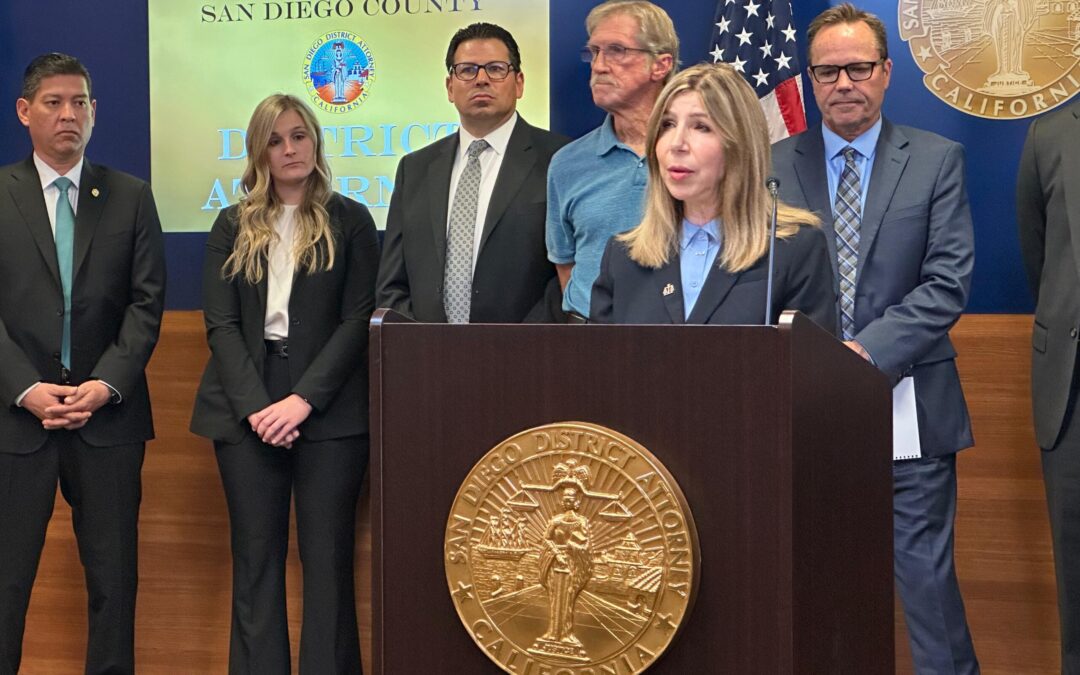 Fraudes a Adultos Mayores: Fiscalía de San Diego Llama a Denunciar Estafas Antes de las Fiestas