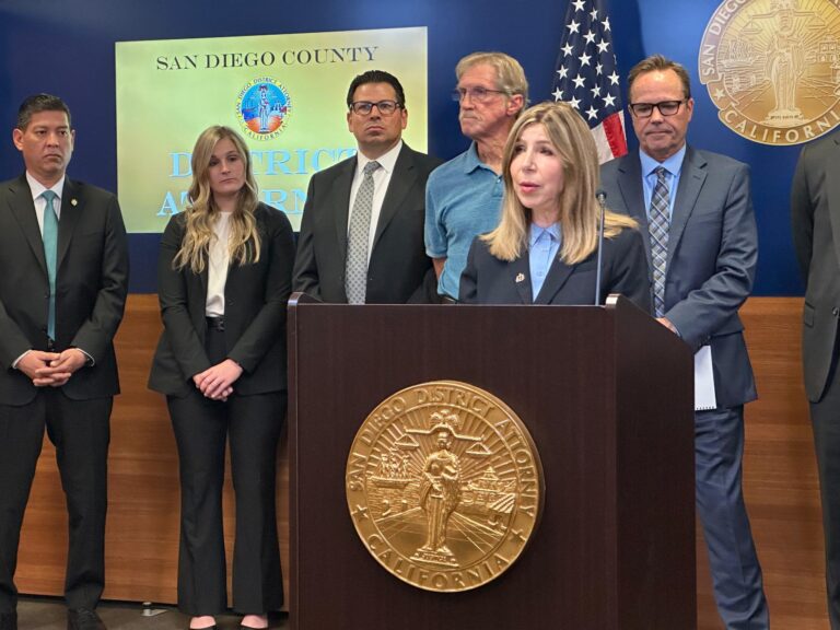 Fraudes a Adultos Mayores: Fiscalía de San Diego Llama a Denunciar Estafas Antes de las Fiestas