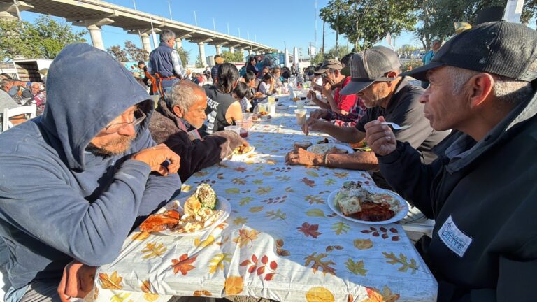 Comida para Personas Sin Hogar: Tijuana Sin Hambre Celebra el Día de Acción de Gracias