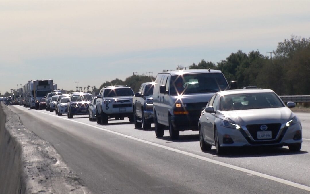 Recomendaciones de seguridad vial ante el intenso flujo vehicular por el Día de Acción de Gracias en el sur de California