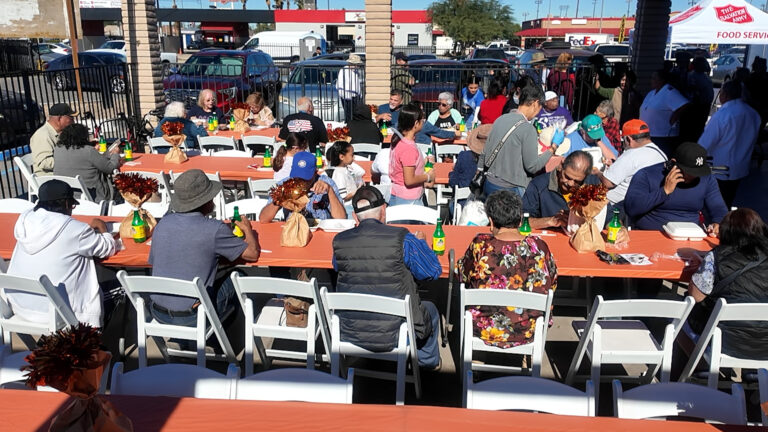 Ejército de Salvación Ofrece Almuerzo Comunitario en Acción de Gracias