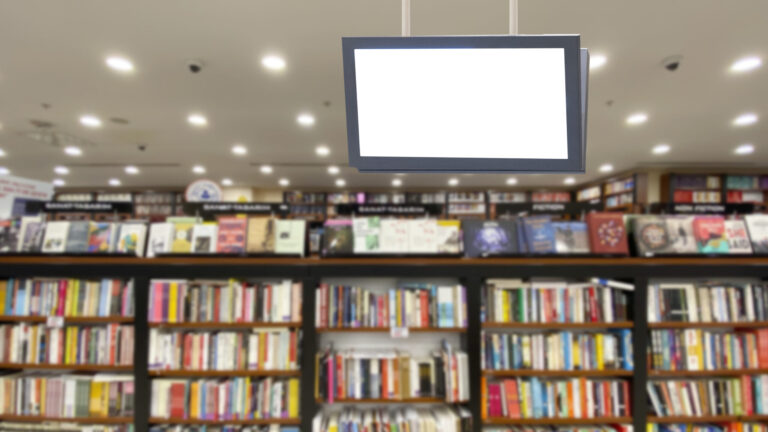 Despedido Injustificadamente: Ex-empleada Denuncia Veto de Libros en Distrito Escolar