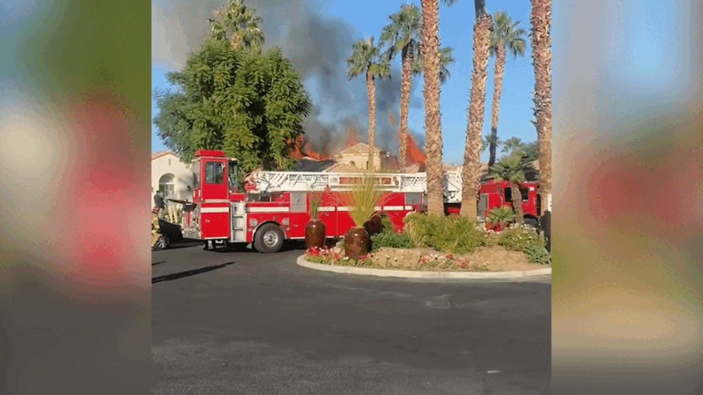 Dos Bomberos Resultan Heridos Mientras Combaten Las Llamas