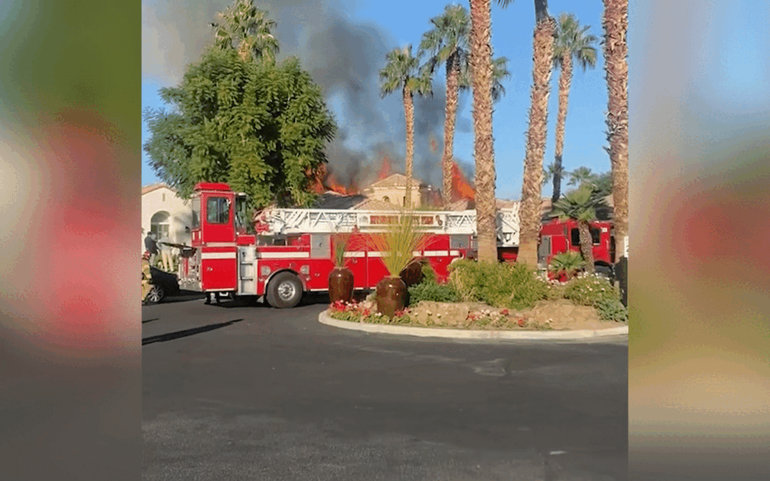 DOS BOMBEROS RESULTAN HERIDOS MIENTRAS COMBATEN LAS LLAMAS