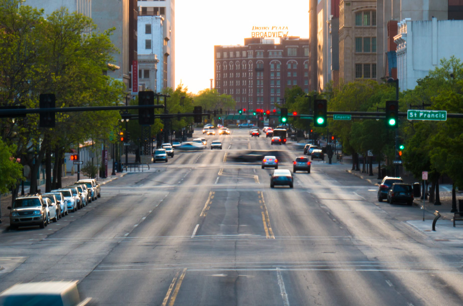 Rediseño Vial en Wichita: ¿Beneficio o Burla para el Comercio Local en Douglas Avenue?