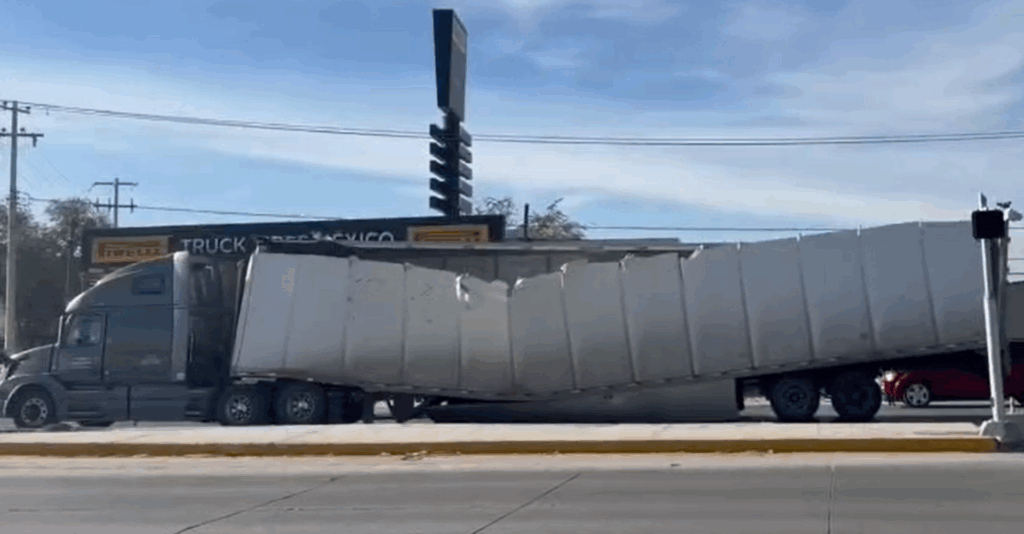 Tráiler De Peñafiel Sufre Accidente En Ciudad Juárez: Caja Dañada Tras Atorarse En Parada De Juárez Bus