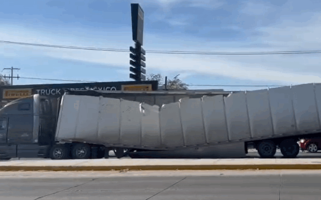 Tráiler de Peñafiel sufre Accidente en Ciudad Juárez: Caja Dañada Tras Atorarse en Parada de Juárez Bus