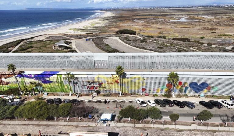 El Poder del Arte Latinoamericano: Un Mural Fronterizo en Playas de Tijuana