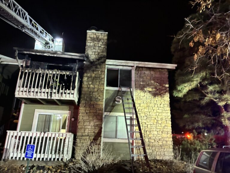 Incendio en Apartamentos en Denver: Bomberos Controlan Emergencia sin Heridos