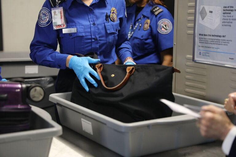 A partir de 2026, la TSA cobrará $45 a viajeros sin REAL ID