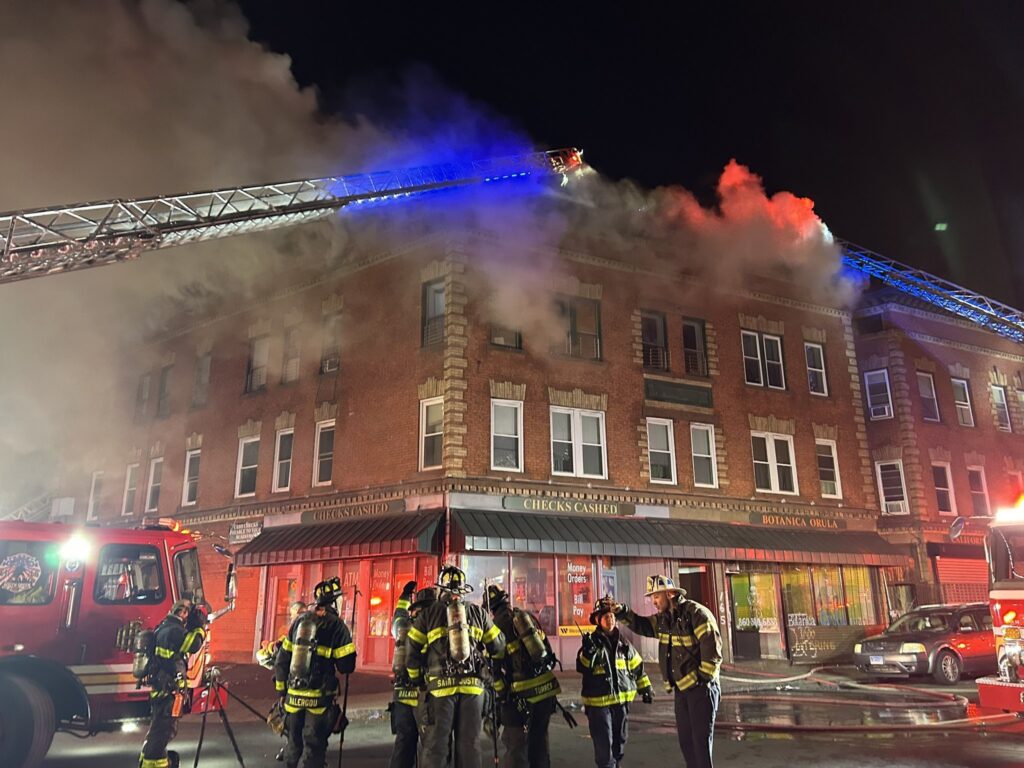 Incendio en Hartford Desplaza a 22 Residentes: Una Respuesta Coordinada ante la Emergencia
