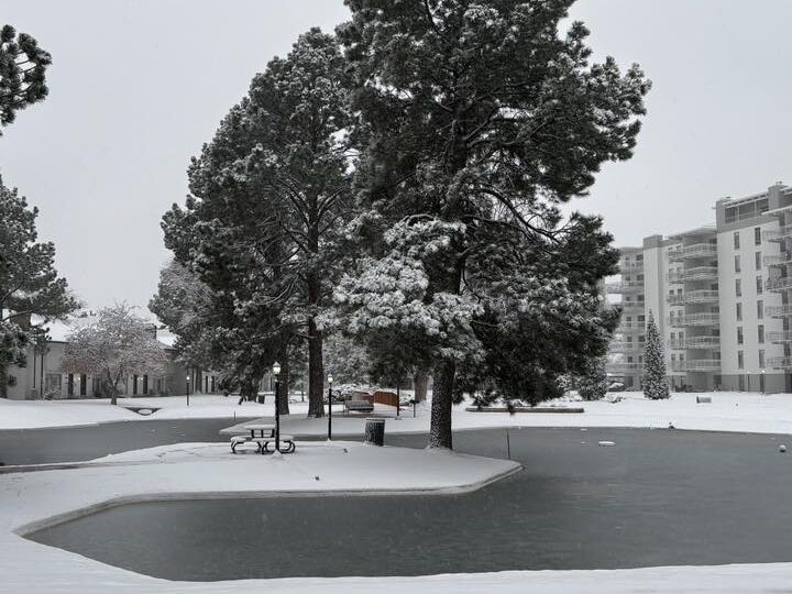 Denver Activa Refugios de Emergencia para Personas sin Hogar Frente al Clima Frío